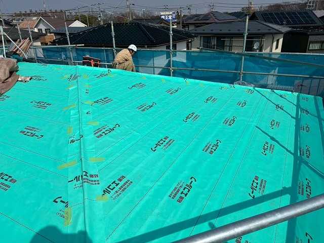 防水シート敷設中の屋根